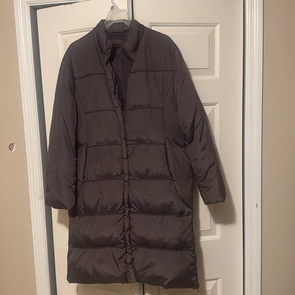 Long coat for women, insulated. Missing hooded.  Large and color brown.